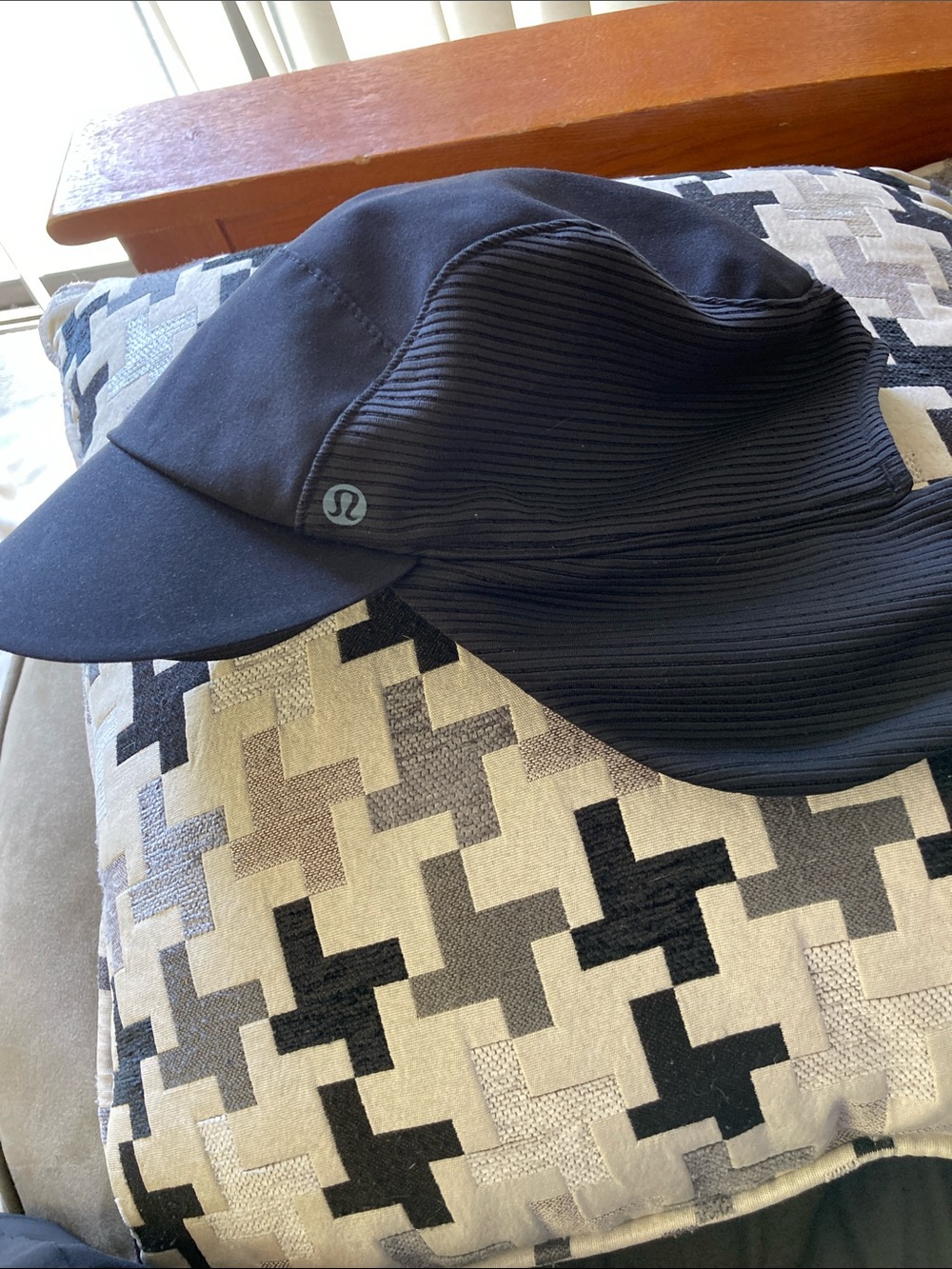 lululemon hiking marathon run neck ear flap ponytail Black Ribbed Sports Cap